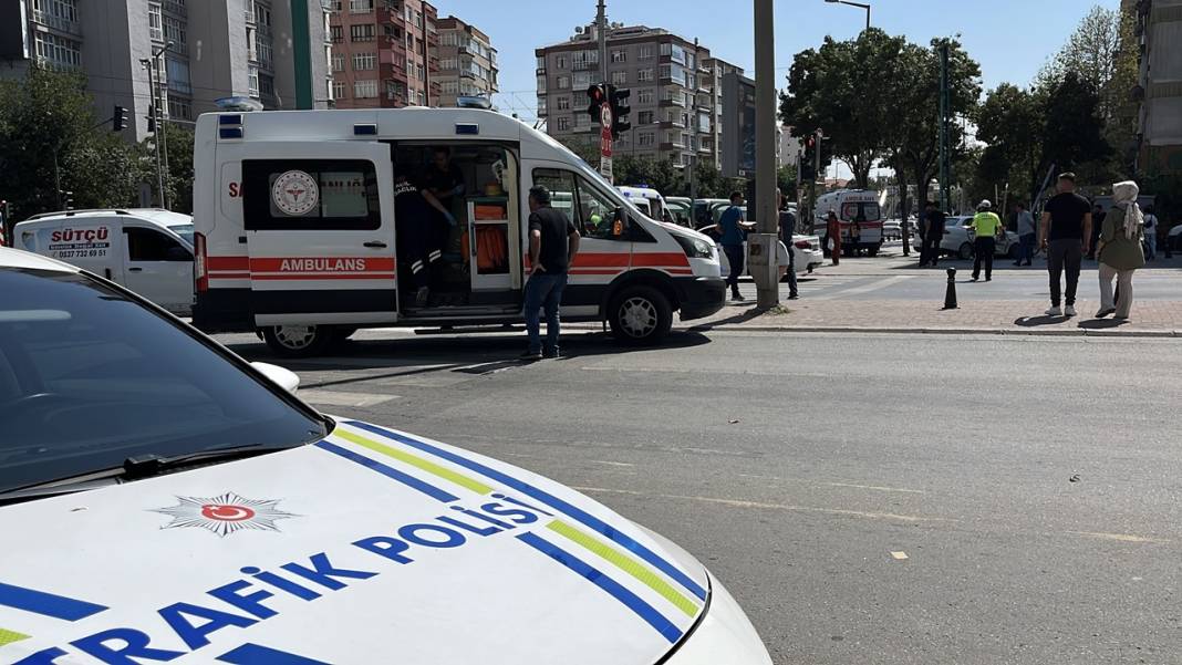 Konya merkezde kamyonet ve otomobil çarpıştı! Çok sayıda yaralı var 3